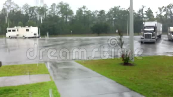 飓风伊尔玛撤离期间佛罗里达休息区视频的预览图