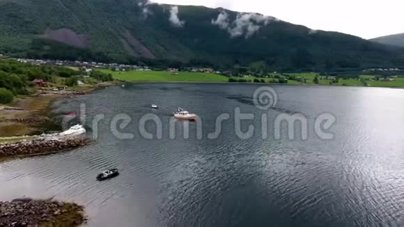 在挪威斯堪的纳维亚北部的游艇上旅行视频的预览图