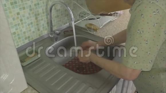 女人洗碗视频的预览图