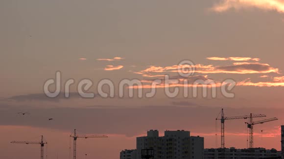 建筑物和起重机日落背景视频的预览图