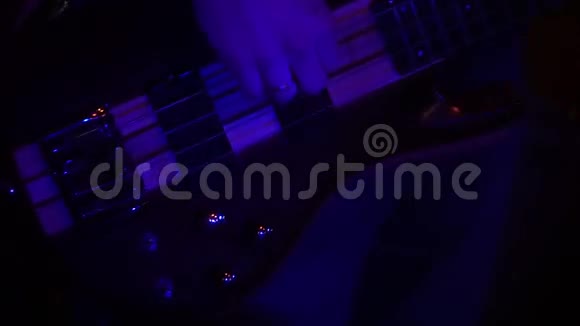碎片电子吉他和手特写镜头视频的预览图
