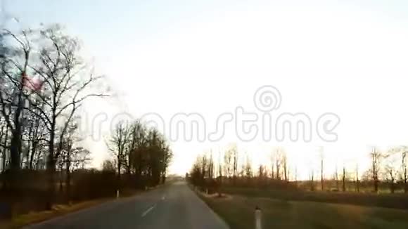 日落时分汽车沿着公路行驶视频的预览图