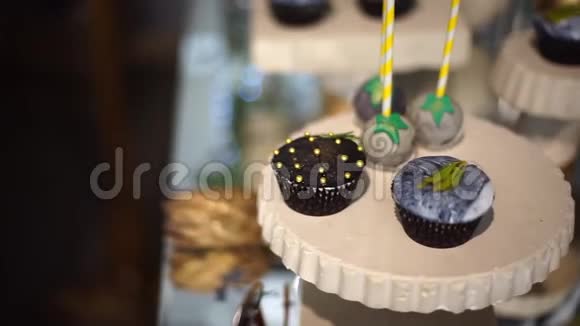 可爱的糖果棒和各种糖果和蛋糕视频的预览图