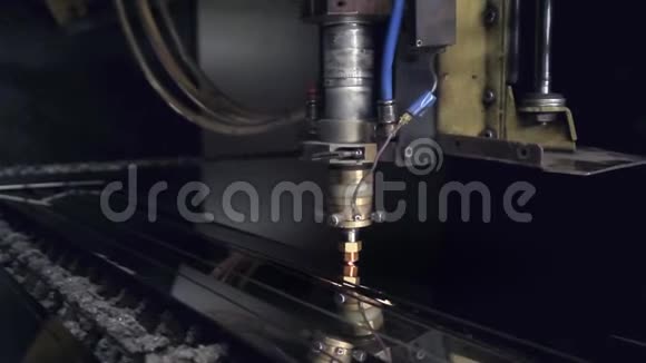 数控激光切割平面钣金钢材料在车床上的程序现代工业技术明亮的明亮的视频的预览图