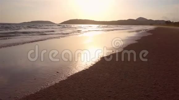 泰国海滩的晚上海浪视频的预览图