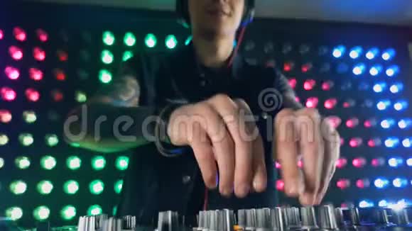 专业DJ在夜总会表演视频的预览图