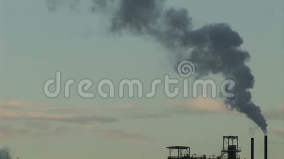蒸汽和烟雾进入大气层视频的预览图