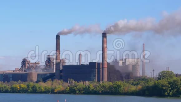 工业冶金工厂烟囱里冒出的烟雾在城市附近的大气中升起视频的预览图