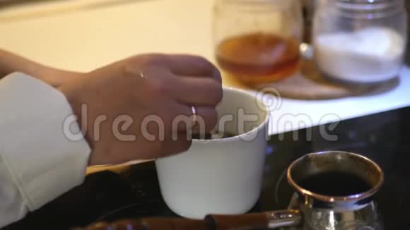 在热咖啡中加入勺子糖搅拌4K3840x2160高清高清视频的预览图