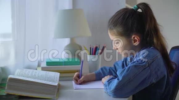 小女孩在桌子上做作业视频的预览图