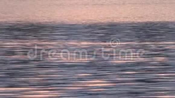 日落时平静的夜晚的贝克水视频的预览图