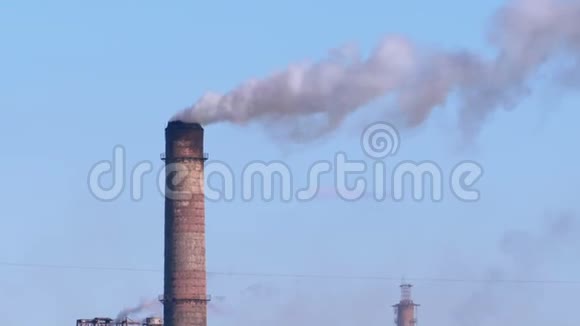 来自工业冶金工厂烟囱的烟雾在城市附近的大气中升起视频的预览图