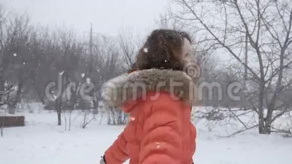 快乐的美女在户外享受冬天视频的预览图