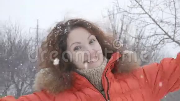 快乐的美女在户外享受冬天视频的预览图