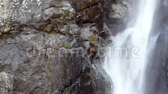 狂风暴雨的瀑布从悬崖上流下来小瀑布格鲁吉亚高加索视频的预览图
