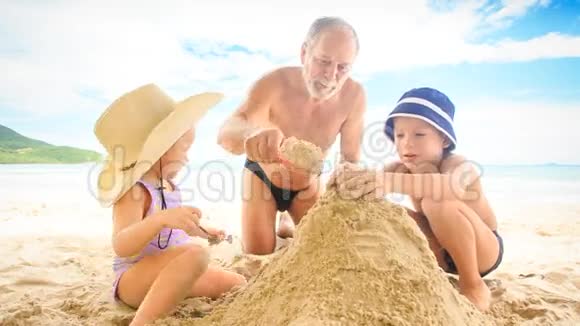 小女孩爷爷在沙滩上用水龙头撒沙视频的预览图