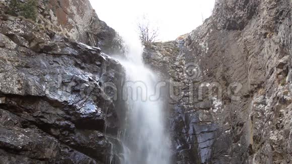 瀑布被岩石包围从底部看小瀑布格鲁吉亚高加索视频的预览图