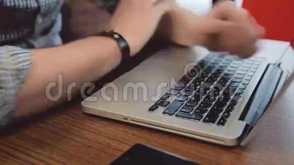 心烦意乱的人用手提电脑键盘敲他的头视频的预览图