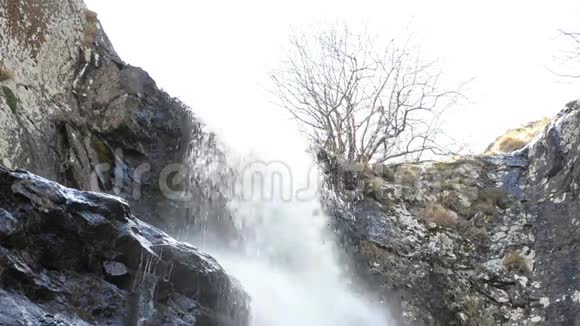 水流从悬崖往下流小瀑布格鲁吉亚高加索视频的预览图