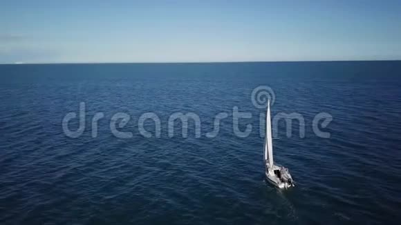 孤帆船犁海航拍无人驾驶飞机上的游艇视频的预览图