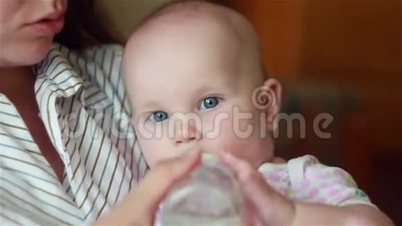 美丽的妈妈用瓶子喂宝宝视频的预览图