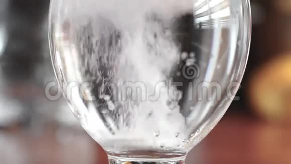 一杯水中的泡腾维生素片视频的预览图
