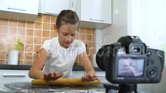 青年博客者用擀面杖记录食物博客的视频内容视频的预览图