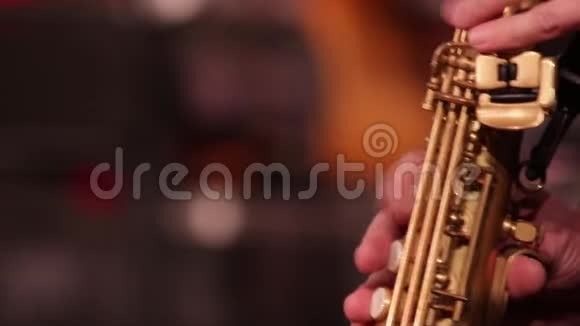 木管乐器高音萨克斯管演奏音乐时的特写部分视频的预览图