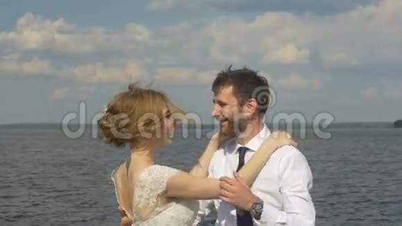 新郎新娘站在码头上接吻视频的预览图
