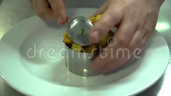 厨房一家餐馆做饭厨师把炸薯条放在盘子里视频的预览图