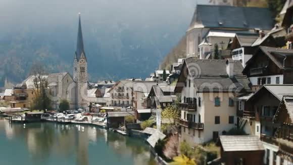 这座老城的壮丽景色坐落在河边的群山中视频的预览图