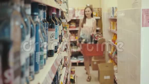 年轻女子在超市购物视频的预览图