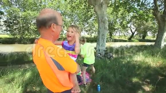 大父母和大女儿一起享受暑假野餐视频的预览图
