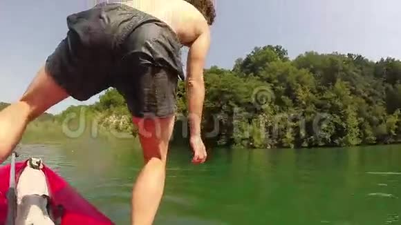 男人从独木舟上跳进水里而他的女朋友在独木舟上笑视频的预览图