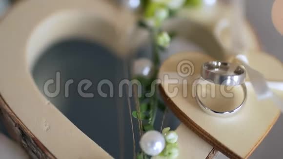 结婚戒指躺在木心上视频的预览图