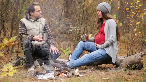 孕妇和丈夫在炉火旁休息视频的预览图