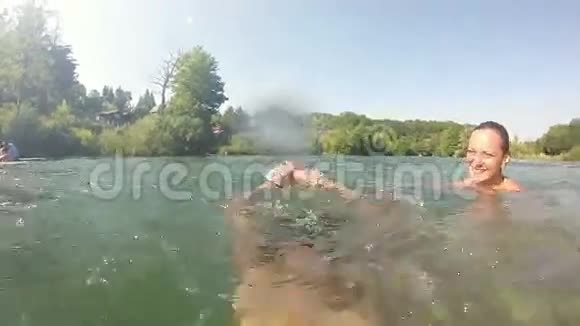 男人在水中潜水而他的女朋友在笑视频的预览图