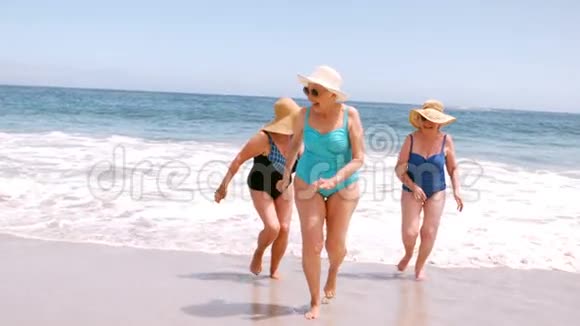 成熟的女人正跑进海滩视频的预览图