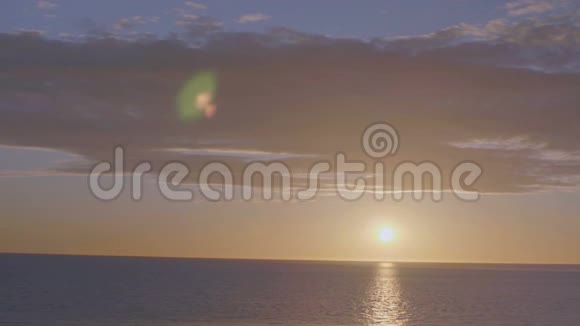 宁静的夕阳海洋慢动作背景视频的预览图