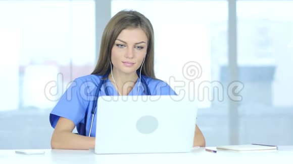 年轻女医生与患者聊天笔记本电脑在线视频聊天视频的预览图