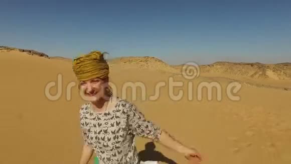 埃及沙漠中赤脚奔跑的快乐女人视频的预览图