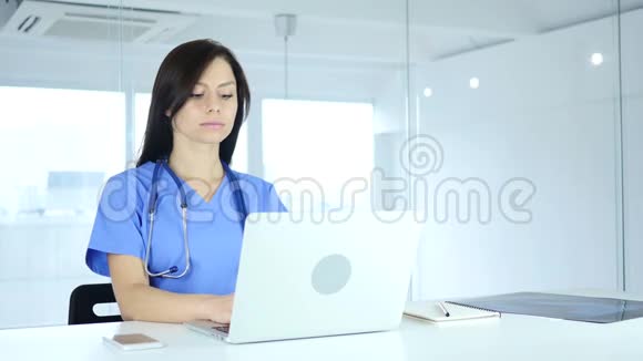 女医生在医院打手提电脑视频的预览图