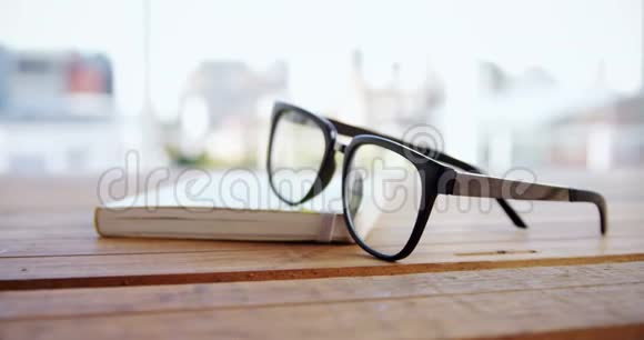 4k书眼镜的特写视频的预览图