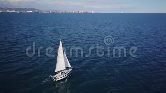 孤帆船犁海航拍无人驾驶飞机上的游艇视频的预览图
