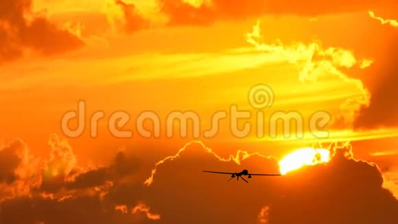 日落背景下的飞机视频的预览图