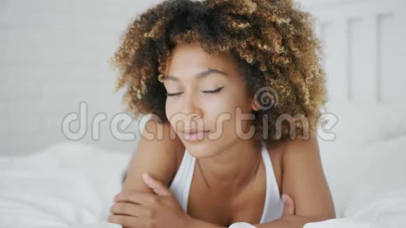 漂亮的年轻女人在床上摆姿势视频的预览图