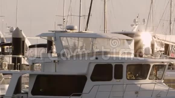 码头上的白色游艇视频的预览图
