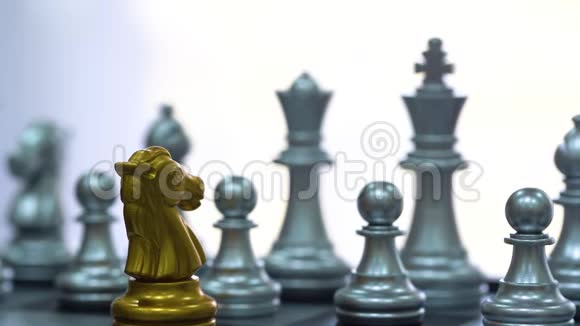 一块棋子摆在棋盘上背景为黑色市场目标战略的业务领导者概念意图视频的预览图