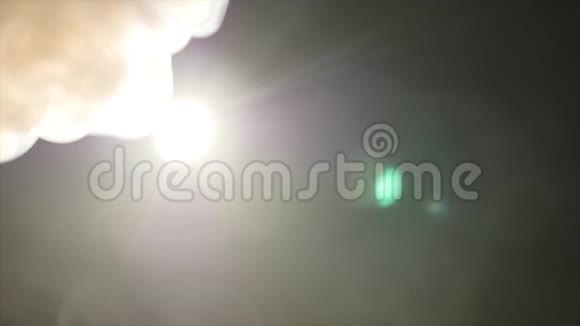 黑色背景上的烟雾云烟雾效应摄影棚拍摄雾状背景香烟烟雾视频的预览图