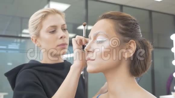 专业化妆师做模特的化妆视频的预览图
